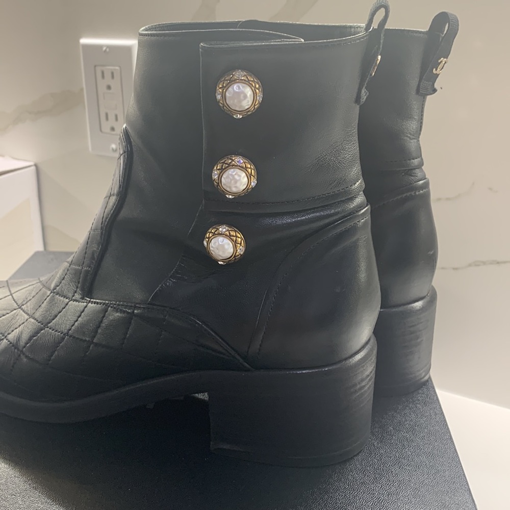 Chanel Black Quilted leather Pearl CC Logo Zip Boot Size 41.5 - Picture 2 of 15